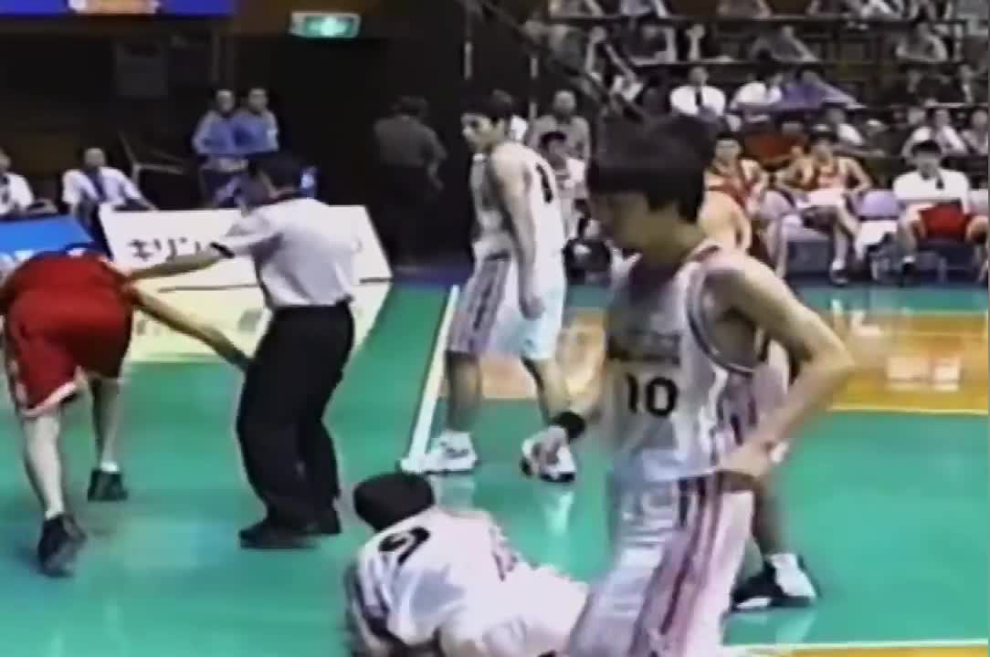 这犯规有点狠！王仕鹏当年踩裆日本球员被吹违体