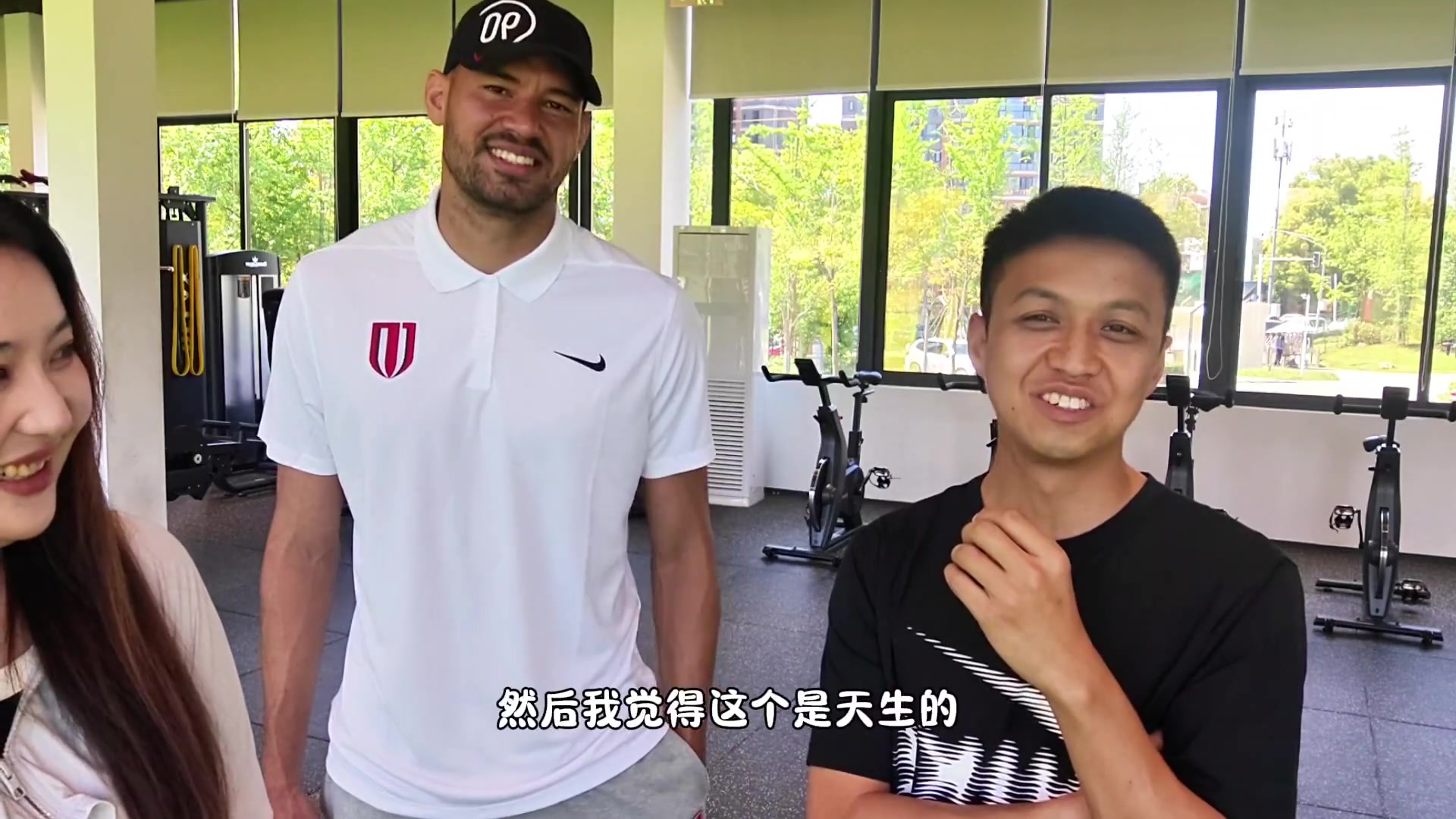 [你怎么看？]蓉城“黑眼圈”翻译：陪费利佩在医院好几天，没睡好更黑了(图2)