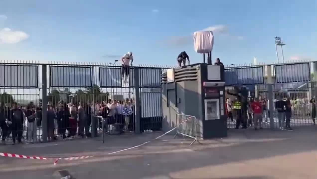 法兰西球场外，球迷翻越护栏没通过安检入场