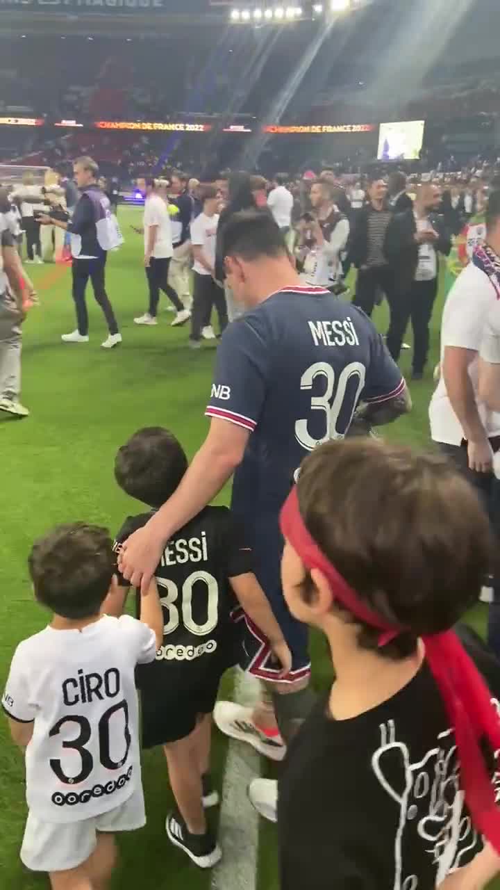赛后梅西和孩子们一起庆祝夺冠