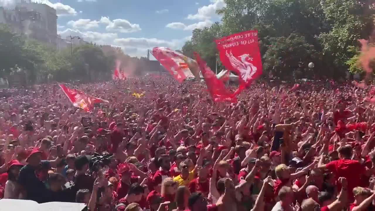 感受一下现场气氛！超5万名利物浦球迷在巴黎集结