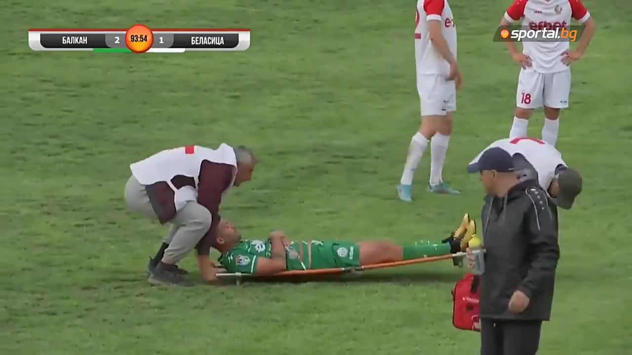 保加利亚联赛球员为拖延时间跳下担架
