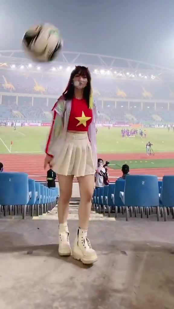 越南美女球迷的球场热舞