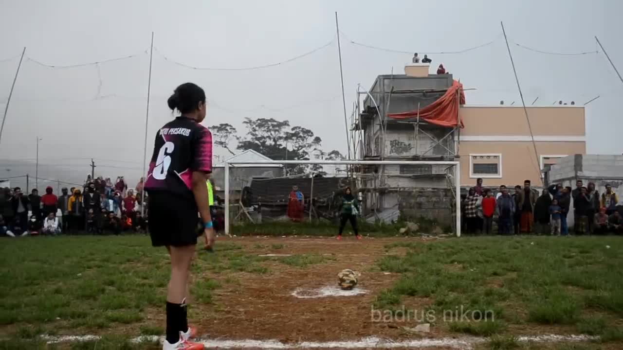 全村围观！看看印尼女子足球赛的点球大战