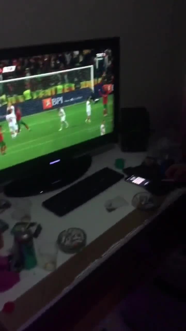我滴个神！伊尔马兹踢飞点球后土耳其球迷一枪轰爆电视