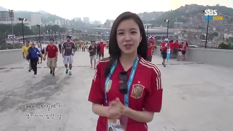 2014世界杯一笑成名的美女记者