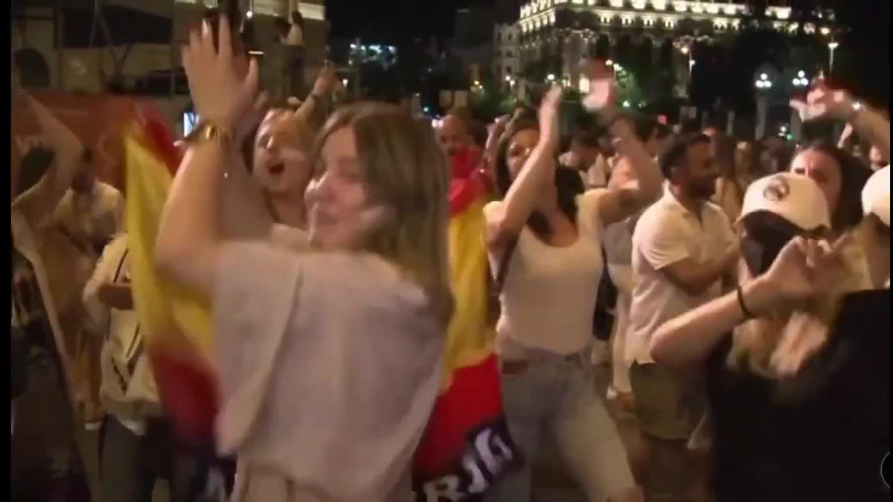 我们是冠军！西班牙皇马球迷庆祝又唱又跳
