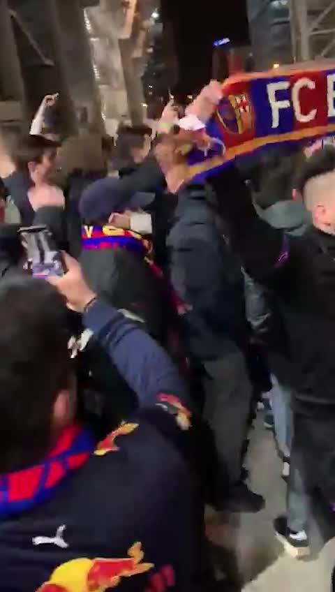 横着走？巴萨球迷在马德里街头庆祝