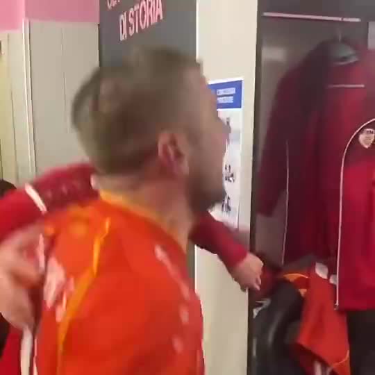 这就是足球！北马其顿众将赛后更衣室内庆祝，热血沸腾！