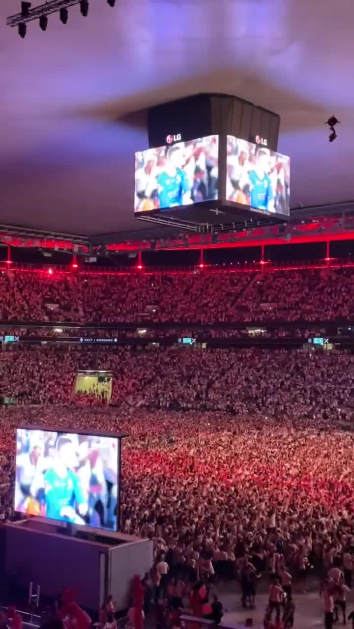 震撼！5万法兰克福球迷在主场 通过大屏幕观看欧联决赛
