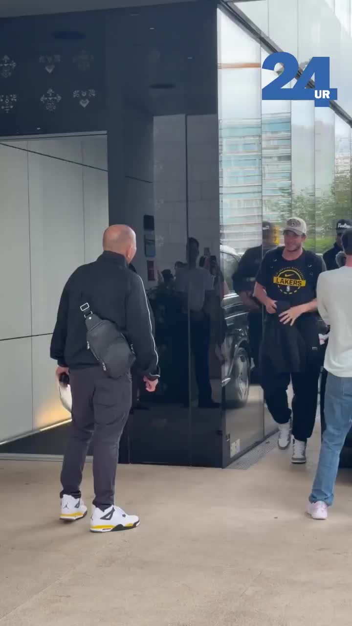 湖人球员抵达斯洛文尼亚参加东契奇所办训练营 大量粉丝前往等候