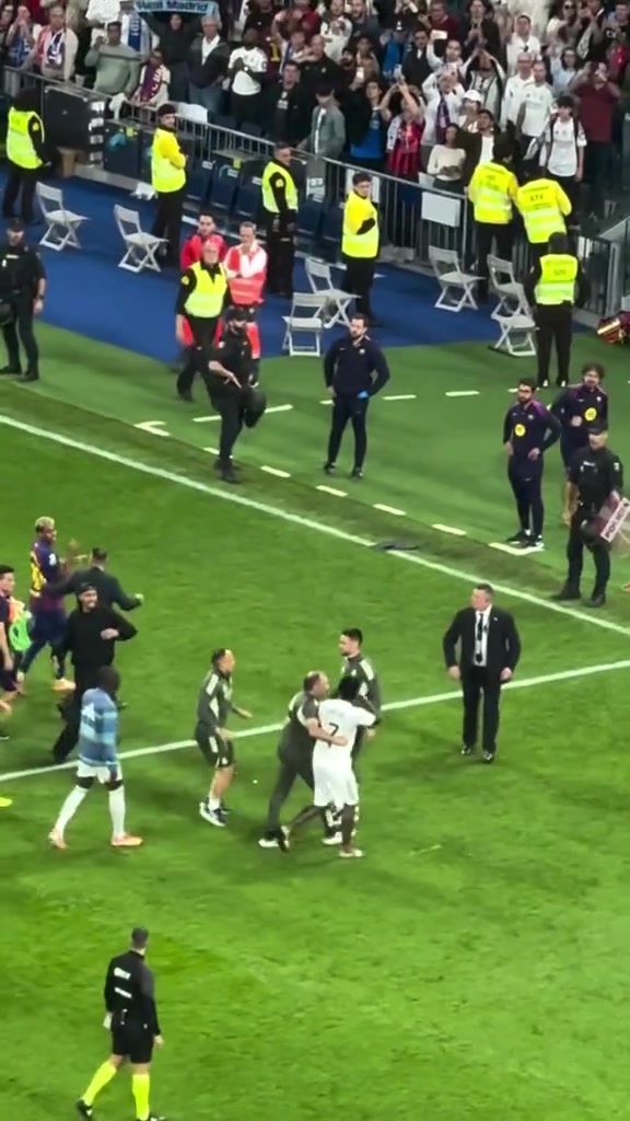 今日趣图：亚马尔全场最有威胁的一次进攻，找皇马球员赛后约架