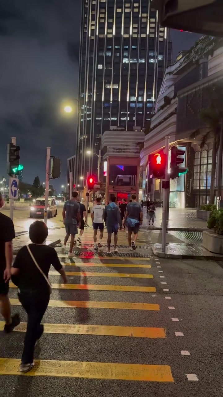 最高罚款2000港元！球迷中国香港街头偶遇，福登等曼城4将闯红灯